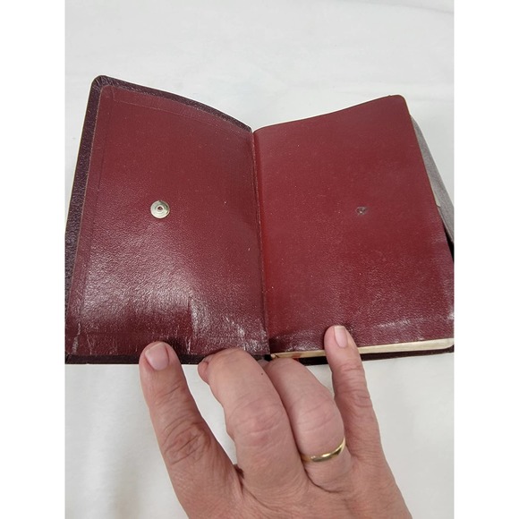 Vintage New International Version Holy Bible with Snap Closure SZ 4X6 - Picture 5 of 9